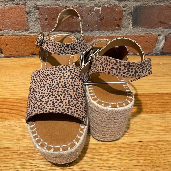 Universal Thread Platform Sandals - Picture 3 of 4